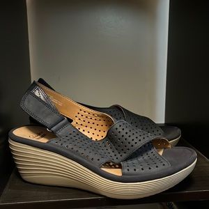 Clarks navy sandal size 6. Worn once to a wedding I think
